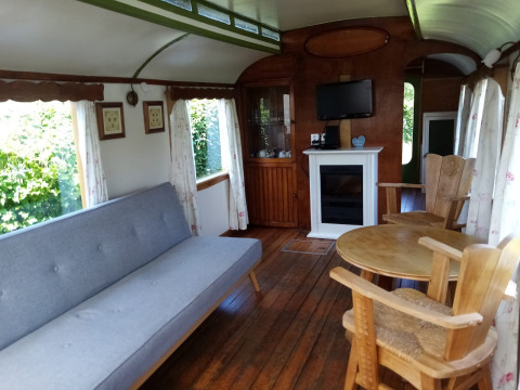 Acogedor interior del lodge Glamping Pipowagen Klukkluk en Camping De Gouwe Stek, Países Bajos.