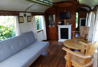 Acogedor interior del lodge Glamping Pipowagen Klukkluk en Camping De Gouwe Stek, Países Bajos.