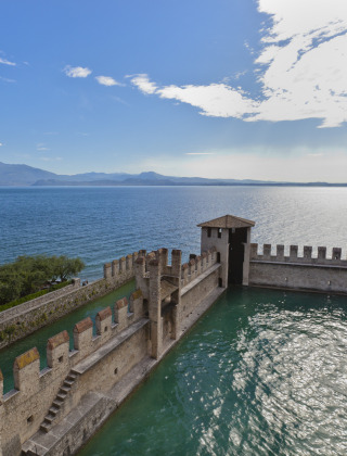 Vista de una muralla histórica que se adentra en un lago cerca de Mornico Losana, en Lombardía, Italia.