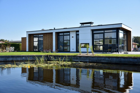 Moderno lodge frente al agua en MarinaPark Residentie Nieuw Loosdrecht, Villa Nautica Deluxe, Países Bajos.
