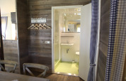 Photo intérieure d’un lodge confortable au Vakwerktent, Camping Roland aux Pays-Bas, murs en bois.
