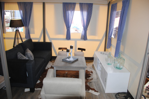 Wohnraum in der Vakwerktent-Lodge auf Camping Roland, Niederlande, mit moderner Einrichtung.