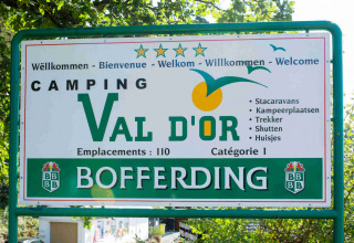 Skilt ved Camping Val d'Or feriested i Wiltz, Luxembourg, med information om faciliteter og velkomst.