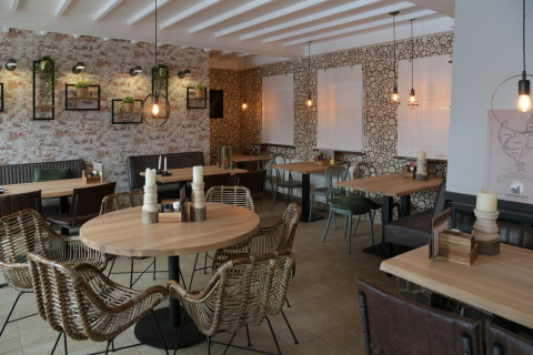 Restaurante moderno y acogedor en Camping Val d'Or, Wiltz, Luxemburgo, con decoración elegante y muebles de madera.