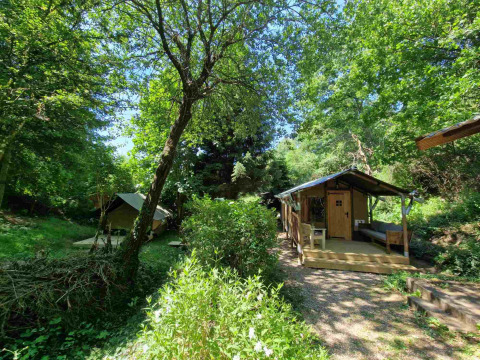 Le Boslodge um Bierg au Camping Val d'Or au Luxembourg, entouré de verdure et d'arbres.