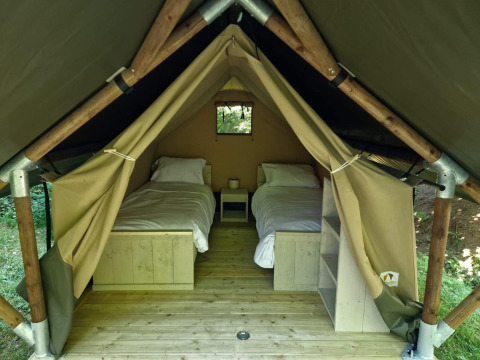 Inde i Boslodge um Bierg ved Camping Val d'Or, Luxembourg: to enkeltsenge i et glamping-telt.