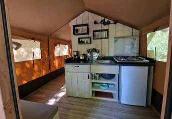 Indretning af køkkenet i en hyggelig safarilodge hos Boslodge um Bierg på Camping Val d'Or i Luxembourg.