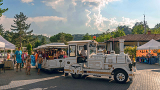 Tren turístico con familias disfrutando en hu Norcenni Girasole Village, Toscana, Italia en verano.