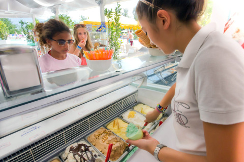 Niños eligen helado en un puesto en hu Norcenni Girasole Village, un parque vacacional en la Toscana, Italia.