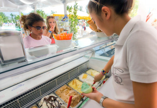 Bambini scelgono il gelato in una gelateria all’hu Norcenni Girasole Village, villaggio vacanze in Toscana.