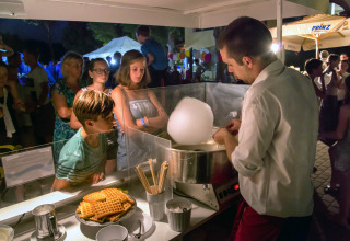 Un uomo prepara zucchero filato per bambini e adulti al Norcenni Girasole Village, in Toscana, Italia.
