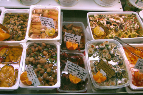 Sélection d’antipasti et de délicatesses italiennes à l’huile au Norcenni Girasole Village en Toscane, Italie.