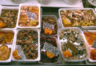 Assortiment Italiaanse antipasti en lekkernijen in olie bij Norcenni Girasole Village in Toscane.