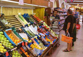 Mensen kopen verse groenten en fruit in een supermarkt in hu Norcenni Girasole Village, Toscane, Italië.