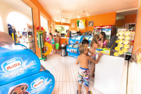 Niños en bañador comprando helados y aperitivos en hu Norcenni Girasole Village, parque de vacaciones en Toscana, Italia.
