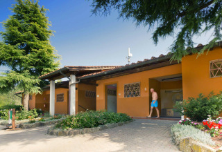 Vue extérieure du village vacances hu Norcenni Girasole en Toscane, Italie, avec un homme en maillot de bain.