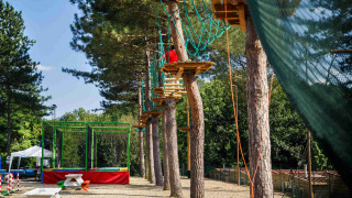 Circuito de aventura en los árboles y zona de juegos en hu Norcenni Girasole Village en Toscana, Italia.