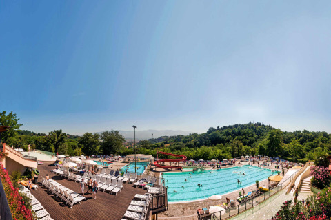 Panoramisch zicht op zwembad en waterglijbaan bij hu Norcenni Girasole Village, Toscane, Italië.