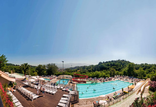 Panoramisch zicht op zwembad en waterglijbaan bij hu Norcenni Girasole Village, Toscane, Italië.