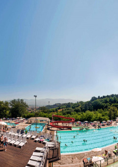 Vista panorámica de la piscina y tobogán acuático en el hu Norcenni Girasole Village, Toscana, Italia.