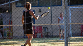 Dos personas jugando al tenis en una pista en Camping Village Mare Pineta, Friuli-Venezia Giulia, Italia.
