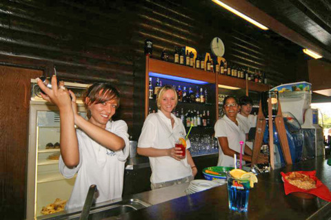 Barmans preparan cócteles coloridos en la barra del Camping Village Mare Pineta en Friuli-Venezia Giulia, Italia.