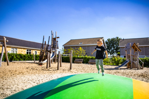 Un enfant saute sur un coussin gonflable coloré à l’aire de jeux du Resort Mooi Bemelen, Limbourg, Pays-Bas.