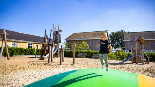 Un niño salta sobre una almohada elástica colorida en el parque infantil de Resort Mooi Bemelen, Limburgo, Países Bajos.