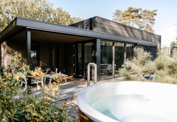 Lujosa cabaña moderna con gran jacuzzi exterior en Soof Retreats, Países Bajos, rodeada de naturaleza.