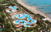 Vista aerea di Camping Pra’delle Torri a Veneto, Italia, con piscine, parco acquatico e la spiaggia.