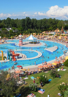 Vista aérea del camping Pra'delle Torri en Véneto, Italia, con piscinas, toboganes y tumbonas de colores.