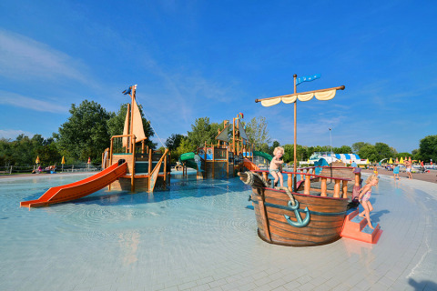 Zona acuática con barco pirata y toboganes para niños en Camping Pra'delle Torri, Veneto, Italia.