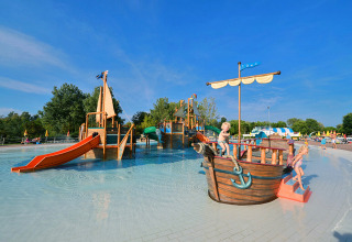 Area giochi d'acqua con nave pirata e scivoli per bambini al Camping Pra'delle Torri, Veneto, Italia.