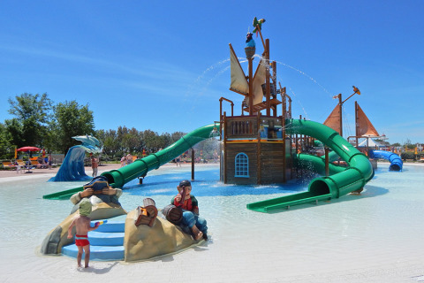 Parque acuático infantil con barco pirata y toboganes en Camping Pra'delle Torri en Véneto, Italia.