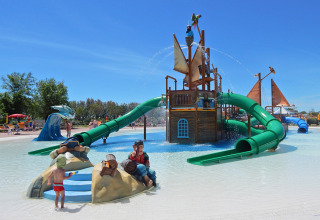 Parque acuático infantil con barco pirata y toboganes en Camping Pra'delle Torri en Véneto, Italia.