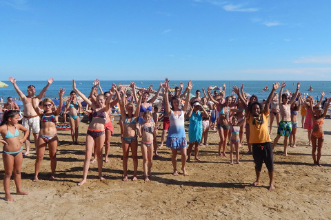 Turistas participan en actividades de grupo en la playa de Camping Pra'delle Torri, en Véneto, Italia.