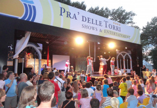 Spectateurs assistant à un spectacle sur scène au camping Pra'delle Torri, parc de vacances en Vénétie, Italie.