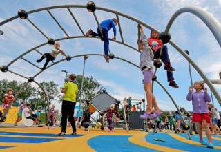 Bambini che giocano e si arrampicano sul parco giochi al Camping Pra'delle Torri, villaggio turistico in Veneto, Italia.