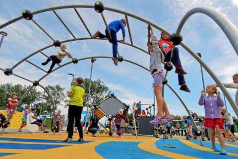 Kinderen klimmen en spelen op het speelplein van Camping Pra'delle Torri vakantiepark in Veneto, Italië.