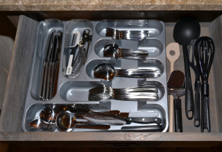 Cajón con cubiertos y utensilios de cocina organizados, imagen tomada en SunLodge Safari en Italia.