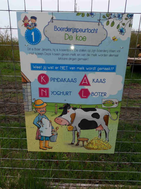 Cartel educativo sobre las vacas y los productos lácteos en Camping De Gouwe Stek, Holanda Septentrional.