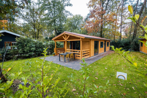 Wellness Lodge en Buitencentrum Hessenheem, Países Bajos, cabaña de madera acogedora rodeada de naturaleza.