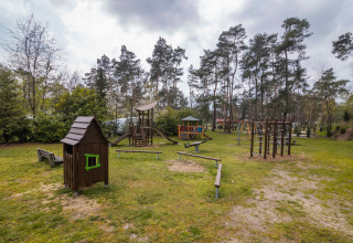 Aire de jeux extérieure avec cabane et structures en bois au Buitencentrum Hessenheem, Overijssel.