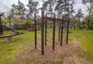 Parque infantil con estructura para escalar en Buitencentrum Hessenheem, un parque vacacional en Overijssel, Países Bajos.