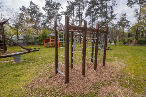 Parque infantil con estructura para escalar en Buitencentrum Hessenheem, un parque vacacional en Overijssel, Países Bajos.