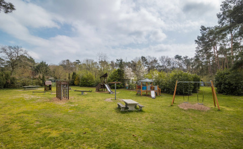 Parque infantil con columpios, toboganes y estructuras para escalar en Buitencentrum Hessenheem, Overijssel, Países Bajos.
