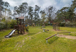 Parco giochi con scivolo, altalene e struttura da arrampicata a Buitencentrum Hessenheem, Overijssel, Paesi Bassi.
