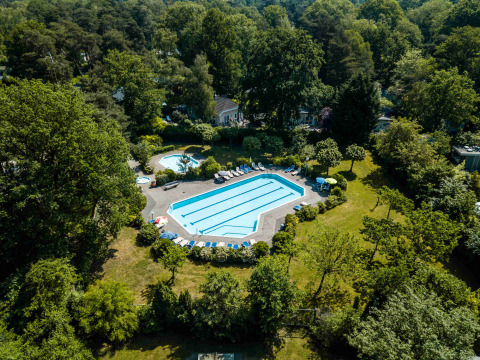 Vista aerea di una piscina all'aperto circondata da alberi a Buitencentrum Hessenheem in Overijssel, Paesi Bassi.
