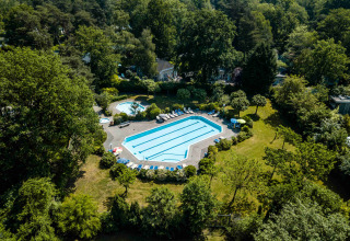 Vista aerea di una piscina all'aperto circondata da alberi a Buitencentrum Hessenheem in Overijssel, Paesi Bassi.