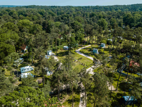 Luchtzicht op vakantiepark Buitencentrum Hessenheem in Overijssel, Nederland, omringd door bomen.